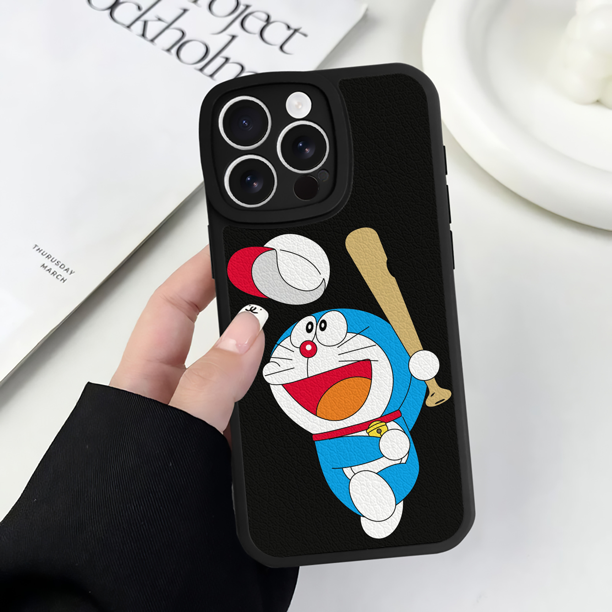 （画像用） ドラえもん Doraemon 【iPhone 16シリーズ対応】シリコンスマホケース（レザー調） 材質：シリコン